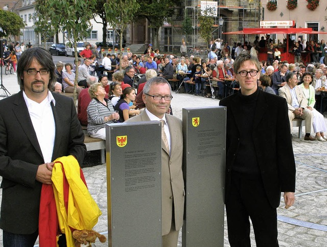 Brgermeister Jrgen Guse (Mitte) sowi...latz    offiziell seiner Bestimmung.    | Foto: Maier