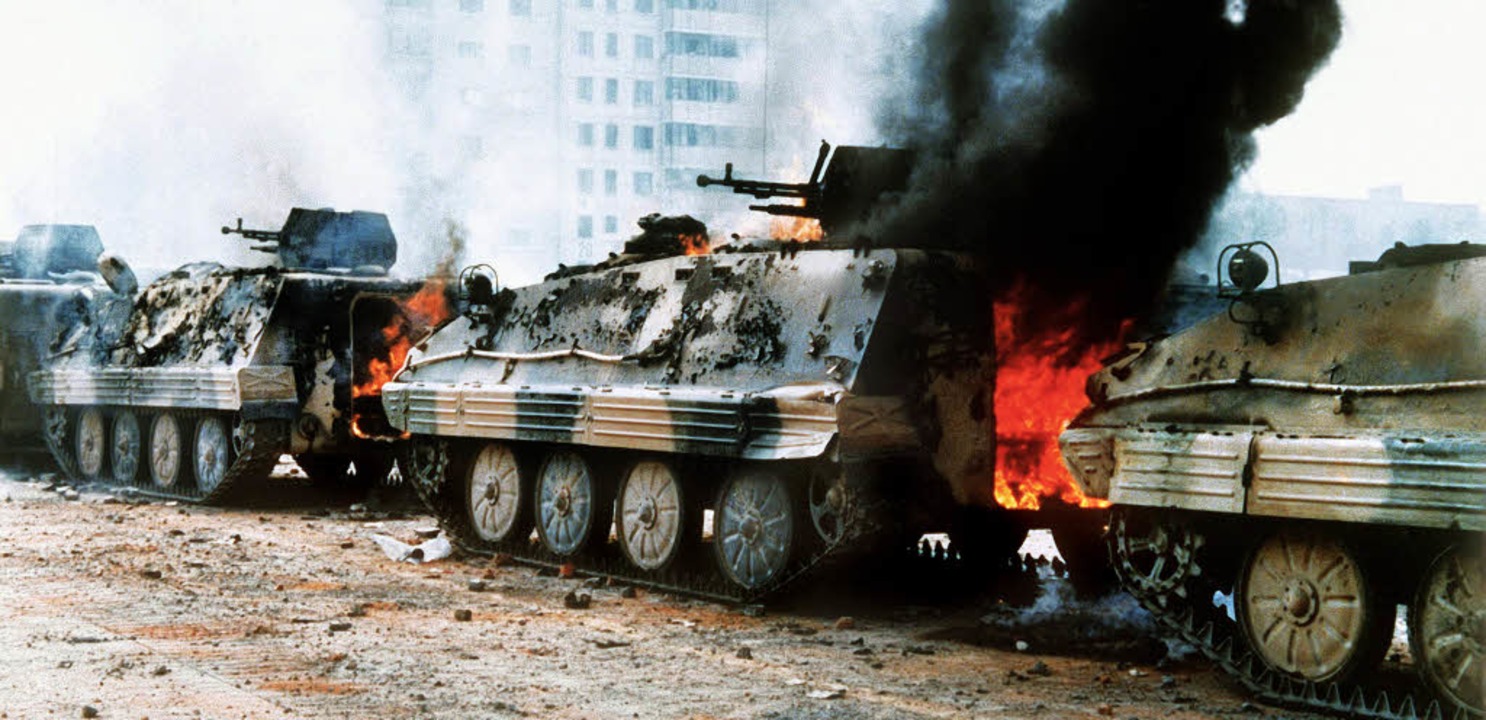 Wenn Politik brutal wird: Brennende Pa...989 auf dem Tiananmen-Platz in Peking   | Foto: dpa