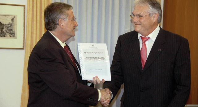 Druckfrisch: Den Planfeststellungsbesc...rgermeister Norbert Brugger bergeben.  | Foto: Sebastian Barthmes