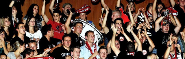 Die  begeisterungsfhigen  Fans der WK...slet bringen die Hallen zum Brodeln.    | Foto: Meinrad Schn