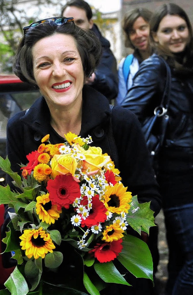 Mit  Blumen in der Hand vor ihrer Berliner Wohnung: Herta Mller   | Foto: dpa