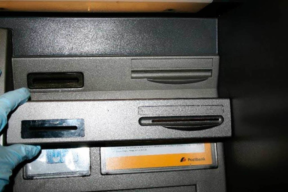 Weitaus geschickter: Spezielle Vorsatzgeräte, mit denen die Betrüger an die Daten der EC-Karten gelangen. (Foto: LKA Bayern) Weitaus geschickter: Spezielle Vorsatzgeräte, mit denen die Betrüger an die Daten der EC-Karten gelangen. (Foto: LKA Bayern)