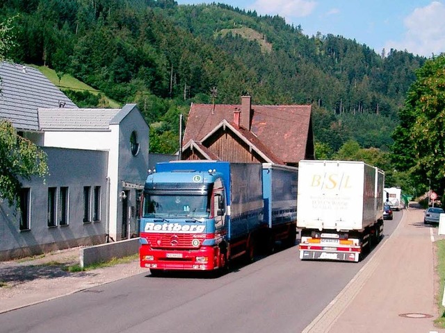 Hunderte von Brummis donnern tglich auf der B 31 durch Falkensteig.  | Foto: Monika Rombach