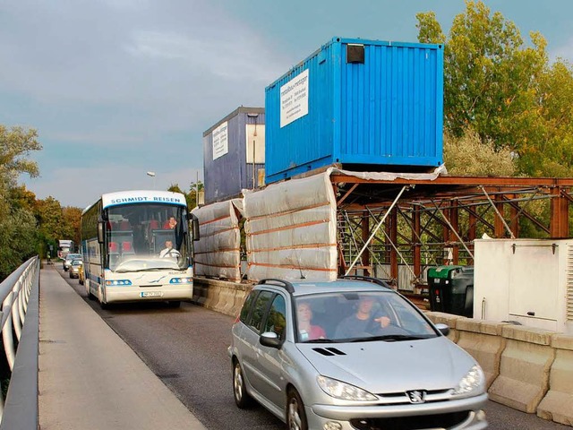 Solange die Rheinbrcke bei Breisach s...wird, ist sie nur einspurig befahrbar.  | Foto: Benjamin Bohn