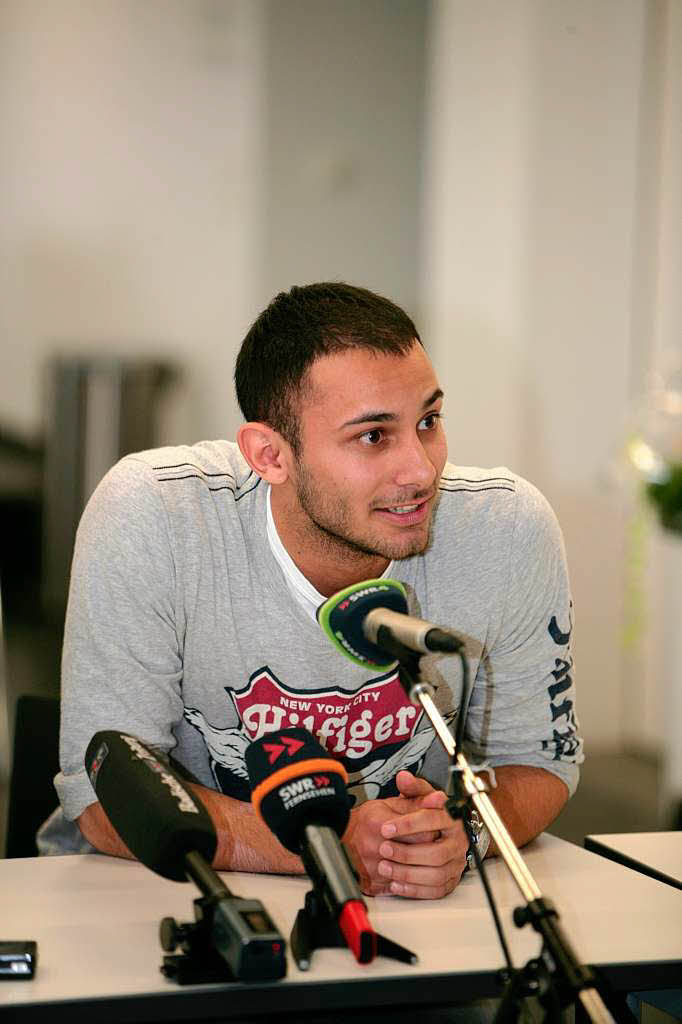 Auf einer Pressekonferenz erklrte Toprak, dass seine weitere sportliche Karriere von seinem rechten Sprunggelenk abhnge.