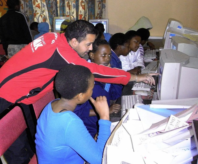 Jol Perin unterrichtet in Sdafrika K...m ersten Mal an einem Computer sitzen.  | Foto: privat