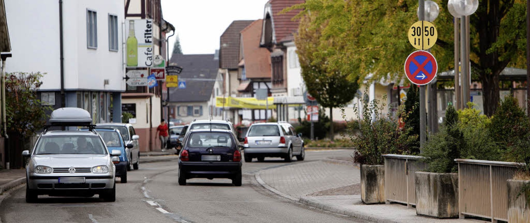 Das ewige tägliche Rauschen: Autokorso in der Hauptstraße in Friesenheim  | Foto: christoph breithaupt