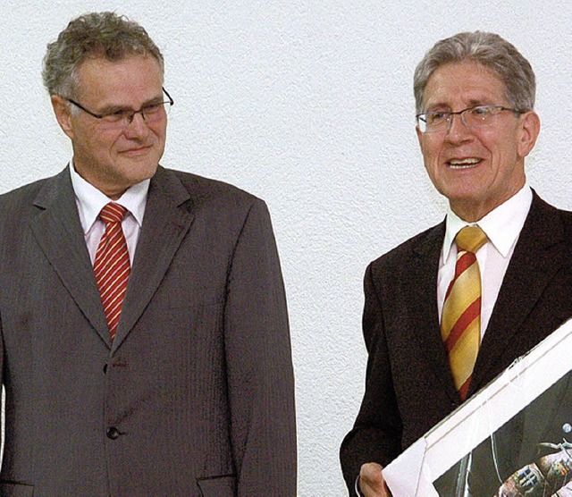 Hermann Kleinschmidt (links) hat viel ...h getan.  Dafr dankte ihm  OB Mller.  | Foto: wolfgang beck