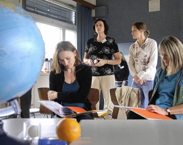 Mit Globus und Orange: Lehrerinnen und...dern Naturkunde spannender vermittelt.  | Foto: Jacob