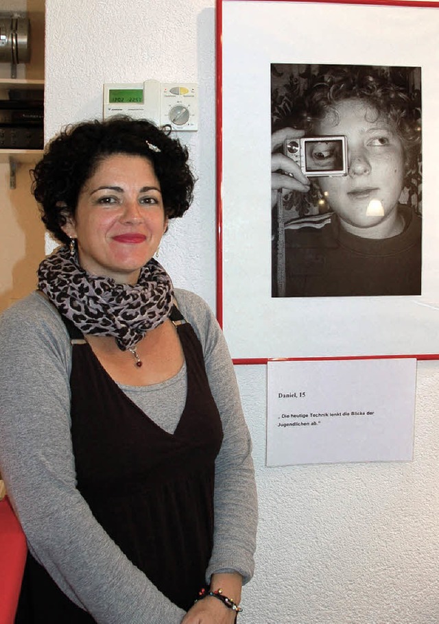 Christina Gampp vom Jugendmigrationsdi...hrer Lieblingsbilder der Ausstellung.   | Foto: saskia baumgartner