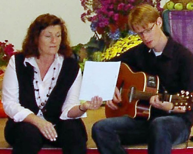 Susanne Rass und Pfarrer Schulz begrten die Gottesdienstbesucher musikalisch.   | Foto: Kanmacher