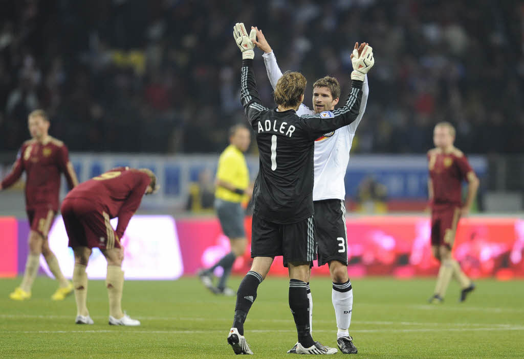 Der eingewechselte Arne Friedrich jubelt mit Rene Adler ber den Sieg und die Qualifikation fr die WM.