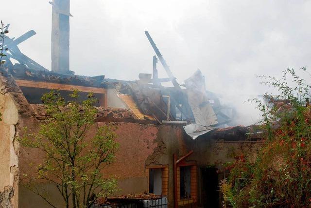Haus mit Scheunendach brennt nieder