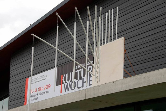 Die Bambus-Installation ber dem Haupt...n beginnende 4.Denzlinger Kulturwoche.  | Foto: Frank Kiefer