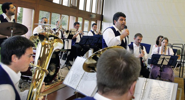 Musik und Gesang wechselten mit Anekdo...hemaligen beim MV Harmonie Schuttern.   | Foto: heidi fssel