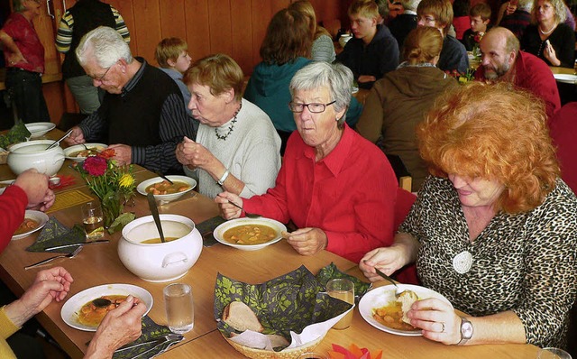 Gut besucht war der Suppensonntag in M...fr das   Gemeindehaus mit abgedeckt.   | Foto: Georg Diehl