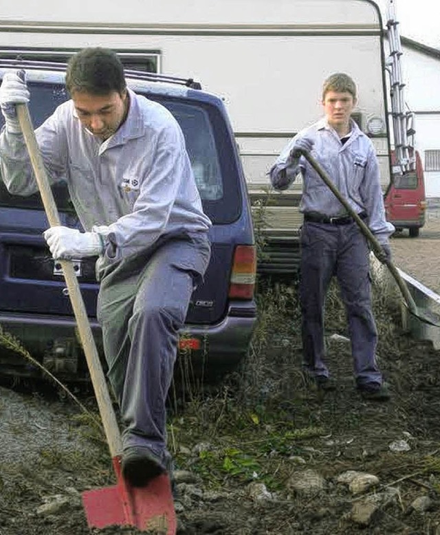 Krftig Hand angelegt haben DSM-Azubis...ses Mal ging es um den Khlcontainer.   | Foto: Klaus Brust