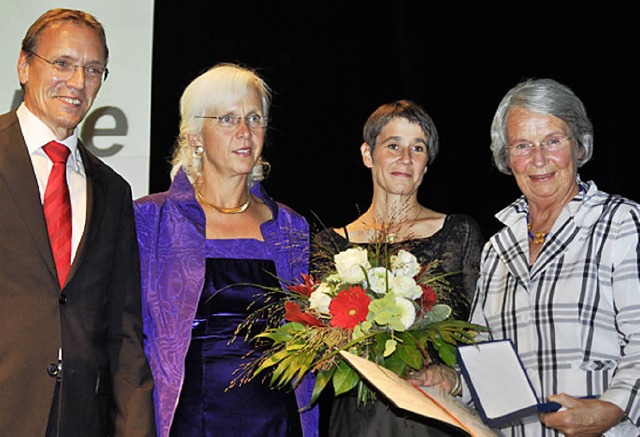 Stiftungsratsvorsitzender Andr Marker...Gisela Talke bei der Preisverleihung.   | Foto: Barbara rudA