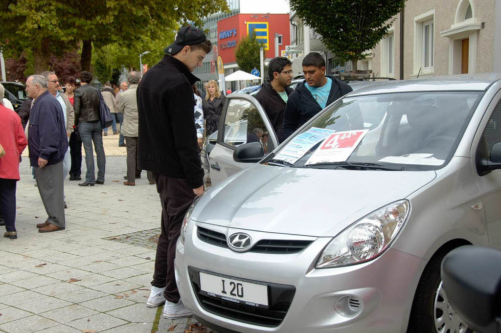 Das Auto macht mobil. Beim Bummel durch die Stadt wurden am Wochenende die aktuellen Modelle angeschaut.