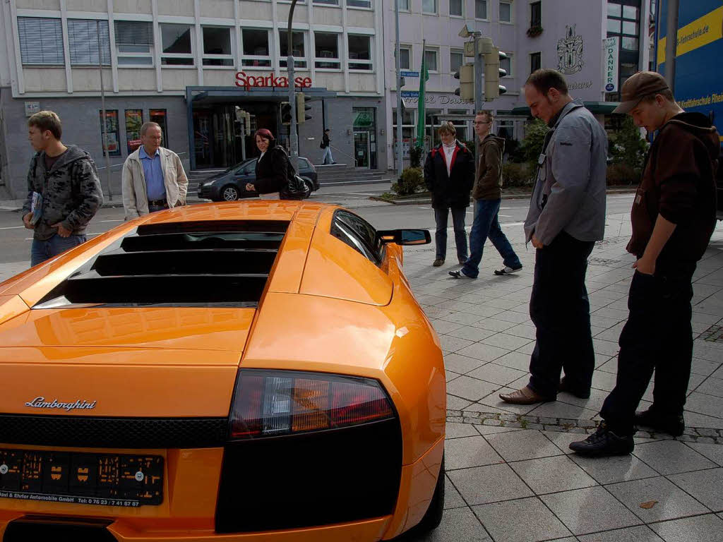 Das Auto macht mobil. Beim Bummel durch die Stadt wurden am Wochenende die aktuellen Modelle angeschaut.