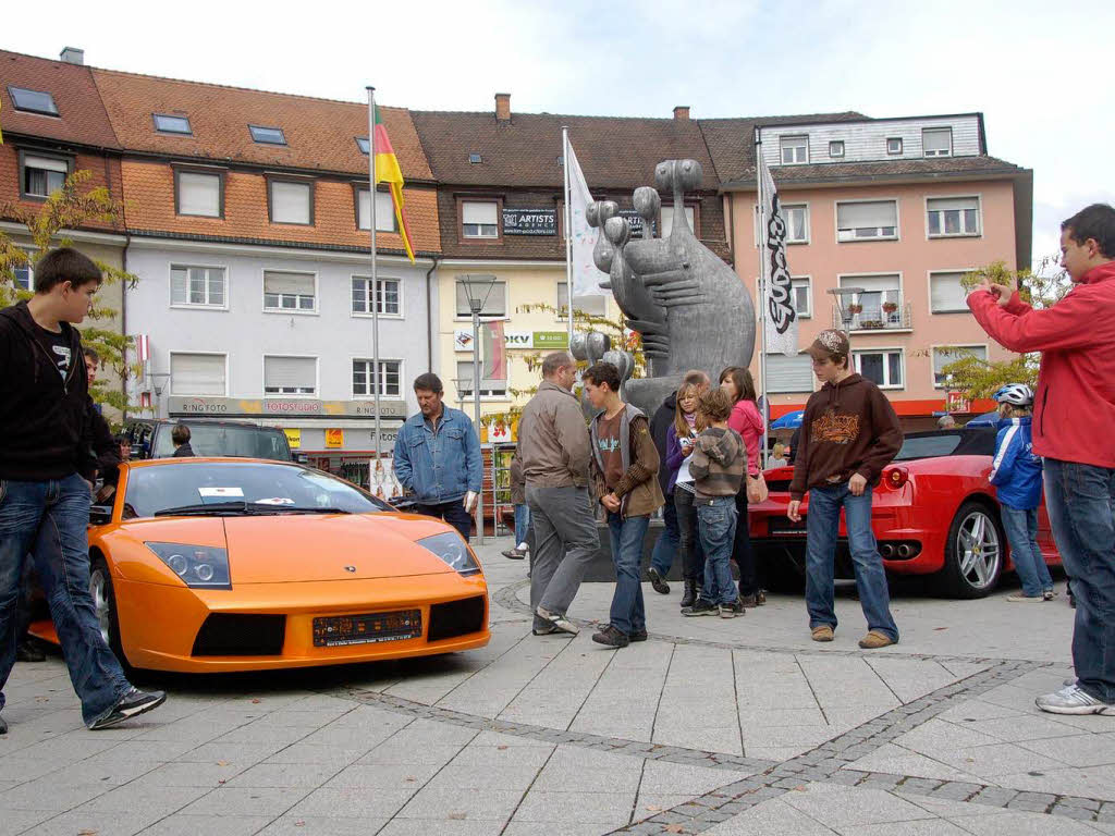 Das Auto macht mobil. Beim Bummel durch die Stadt wurden am Wochenende die aktuellen Modelle angeschaut.