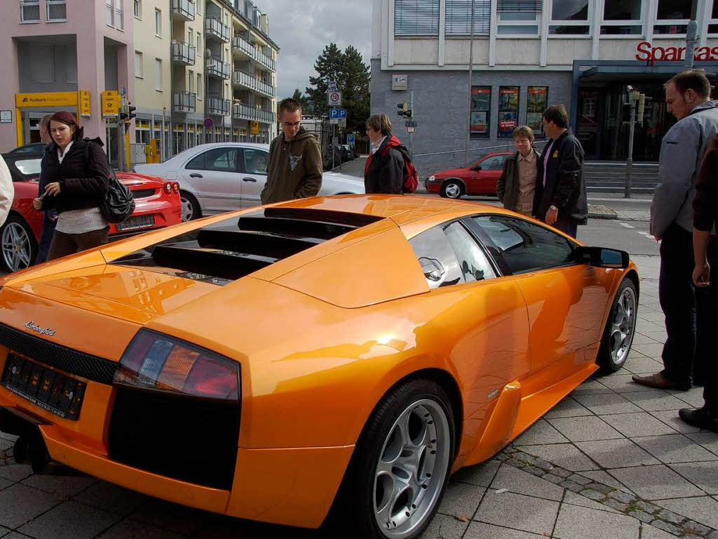 Das Auto macht mobil. Beim Bummel durch die Stadt wurden am Wochenende die aktuellen Modelle angeschaut.