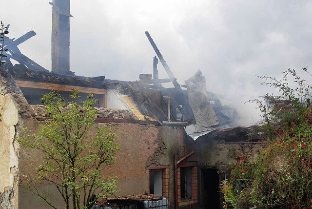 Warum dieses Haus niederbrannte, ist noch nicht bekannt.   | Foto: Jarusel