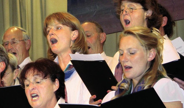 Singen hlt jung. Der Kirchenchor  beim Jubilumskonzert   | Foto: Rolf Albiez