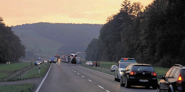 ber drei Stunden war die Bundesstrae...wegen des schweren Unfalls gesperrt.    | Foto: Hfner