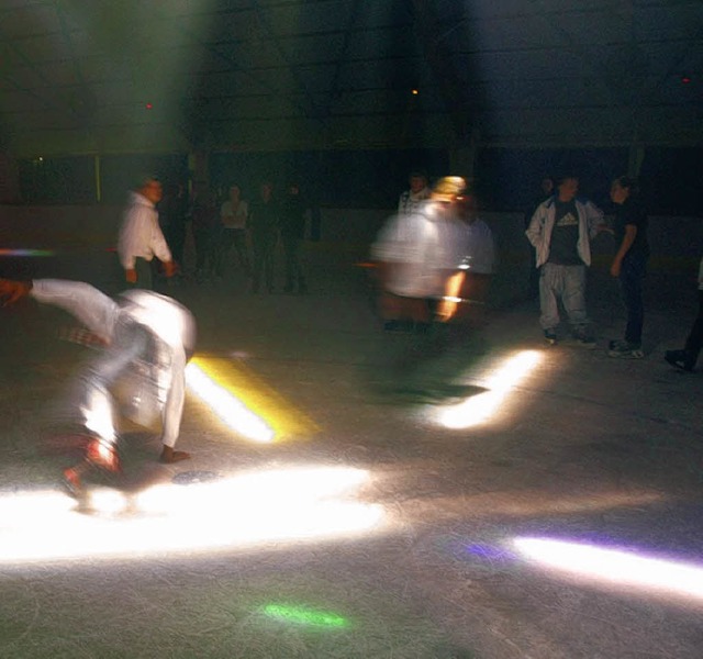 Mit rasanten Showeinlagen sorgten  die...rs fr Stimmung in der Eissporthalle.   | Foto: RAPS