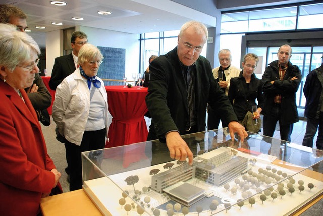 Architekt Hermann Wenz erlutert am Mo...lex  Sparkasse auf dem La Horie-Areal.  | Foto: Siefke