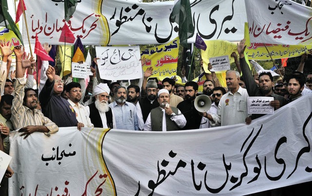 Pakistani demonstrieren in  Lahore geg...arbeit zwischen Pakistan und den USA.   | Foto: AFP