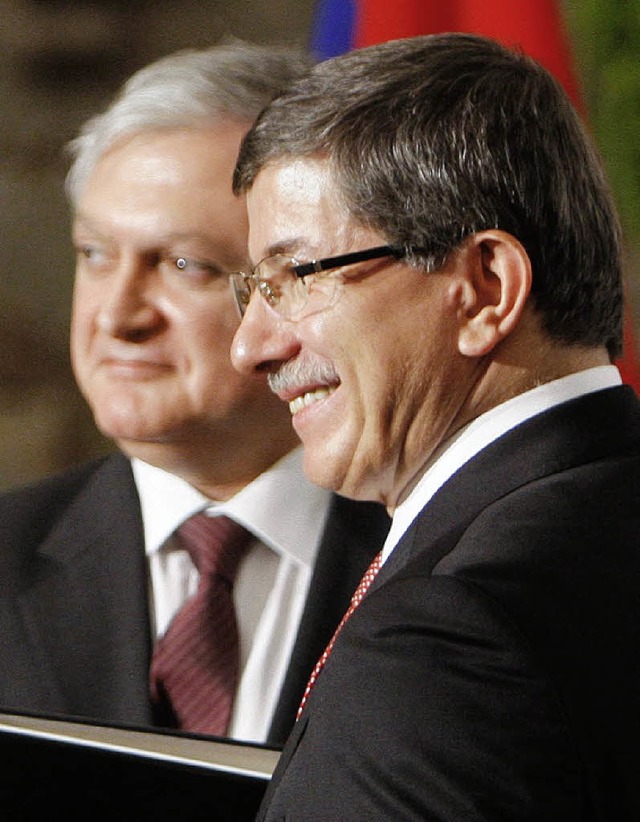 Trkeis Auenminister Davutoglu (recht...sein armenischer Kollege   Nalbandian.  | Foto: DPA