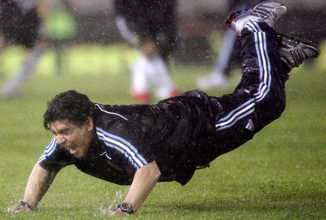 So fidel hat man  Maradona lange nicht...r noch nicht fr die WM qualifiziert.   | Foto: DPA