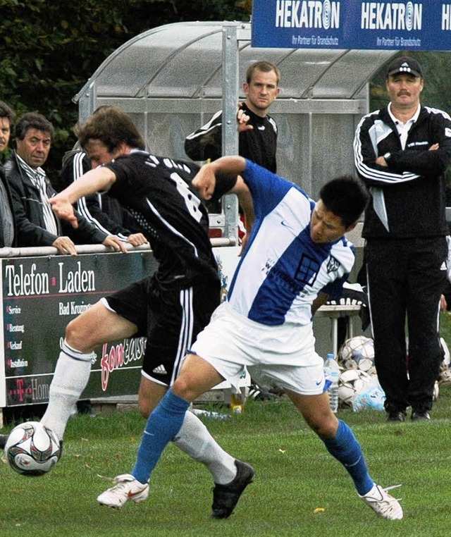 Einer der letzten Zweikmpfe in der M...n den SV Weil  rumt er seinen Platz.   | Foto: Claus Zimmermann