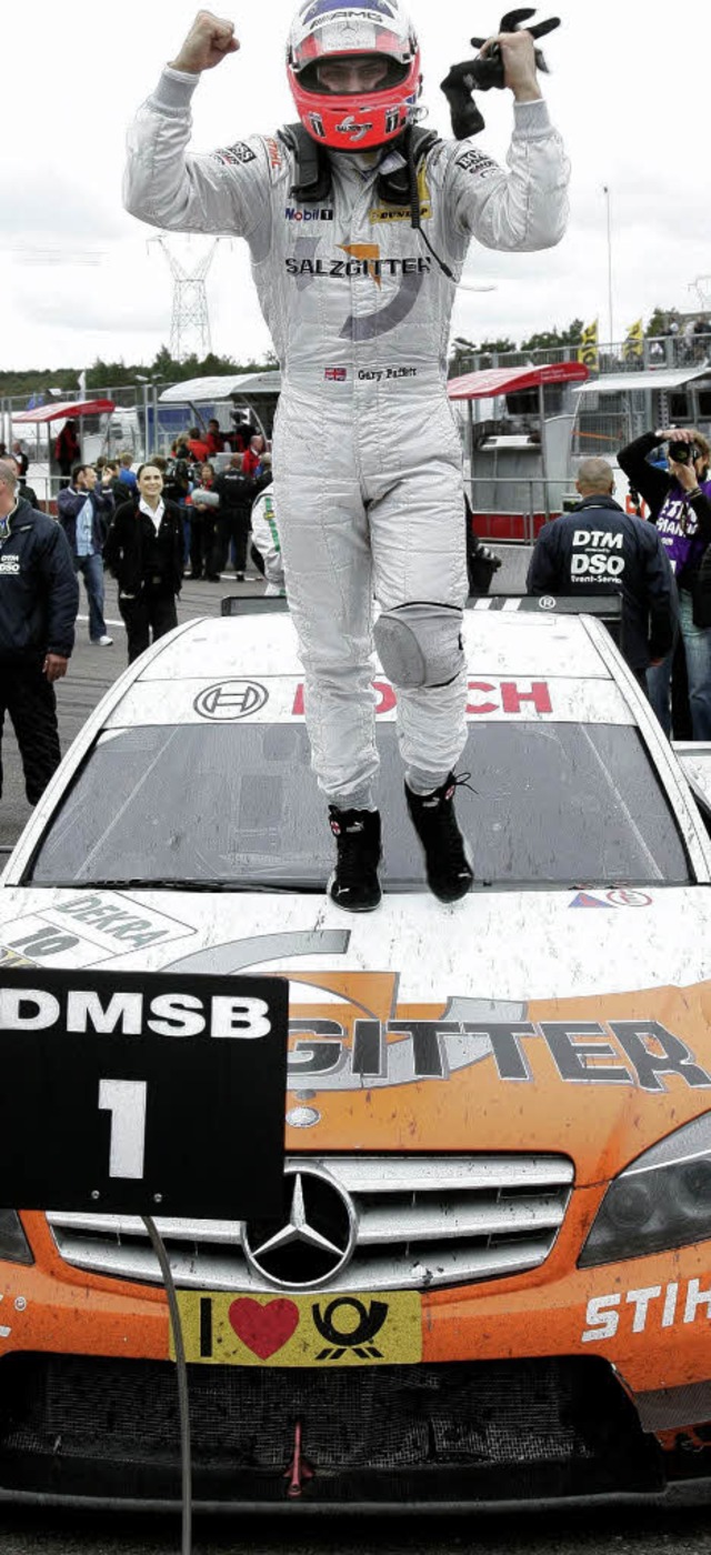 Gary Paffett feiert seinen Sieg auf der Motorhaube.   | Foto: DPA