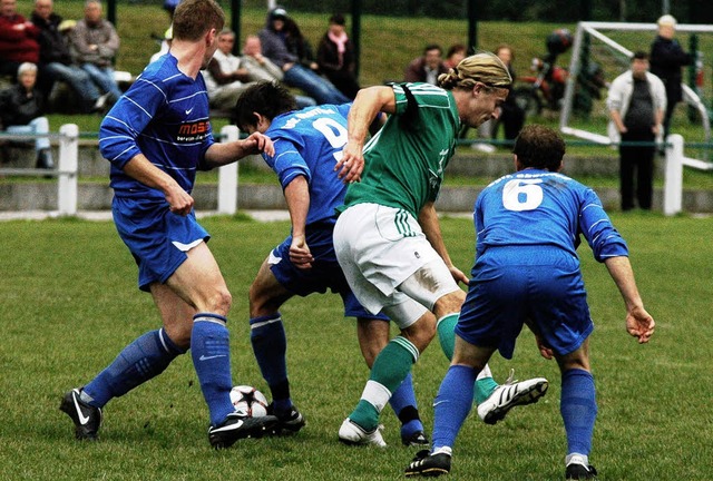 Bevor die Untermnstertler im Verglei...s 4:0, Felix Wrner (grnes Trikot).    | Foto: Claus Zimmermann