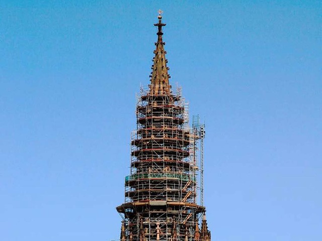 Die Sanierung des Turmhelms ist schwie...ten werden mindestens bis 2013 dauern.  | Foto: Privat