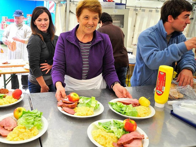 Mehr als 300 Portionen Kartoffelsalat ...Tresen im Festzelt auf dem Hnersedel.  | Foto: Dieter Erggelet