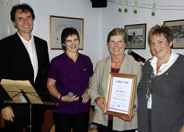 Anerkennung fr Maria Weinmann (2. von...von links) sie zur Ehrenvorsitzenden.   | Foto: Vitt
