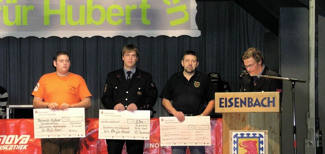 Spenden spontan als Zeichen der Hilfsb...derle (rechts) moderierte den Abend.    | Foto: GERT BRICHTA