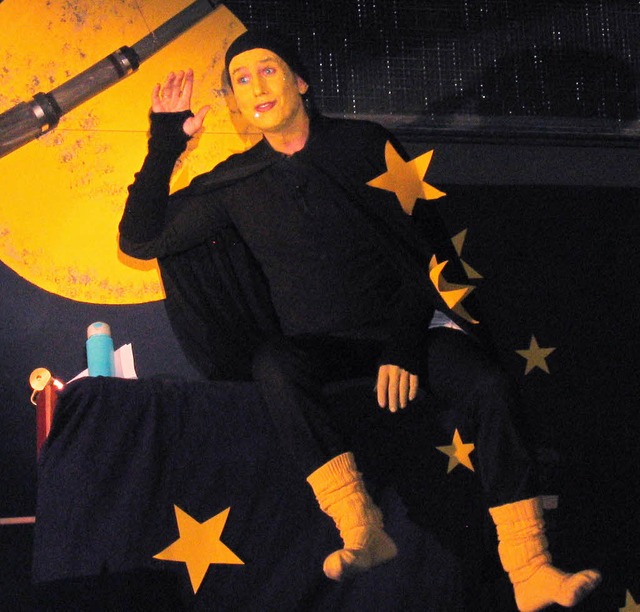 Jens  Rohne  begeisterte  als  Mond auf der  Suche  nach  den  Traumfliegern.  | Foto: Jutta Schtz