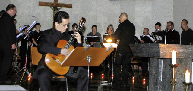 Werke der Renaissance sang der Chor, b...t von Werner Fischer auf der Gitarre.   | Foto: heidi fssel