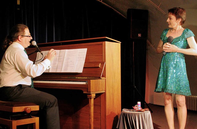 Ernst Seitz am Klavier und Marina Ghr...Einblicke in die weibliche Seele gab.   | Foto: Erika Sieberts