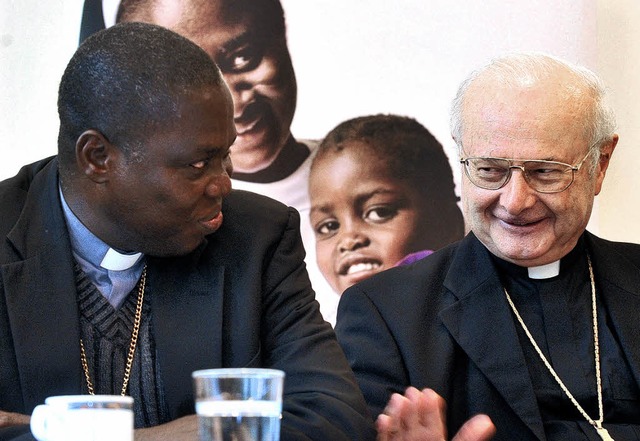 Der nigerianische Erzbischof   Matthew...Kollegen Robert Zollitsch in Freiburg.  | Foto: DPA