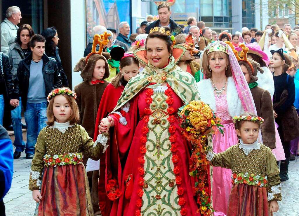 Die Chrysanthemenknigin beim Umzug der Chrysanthemenkinder