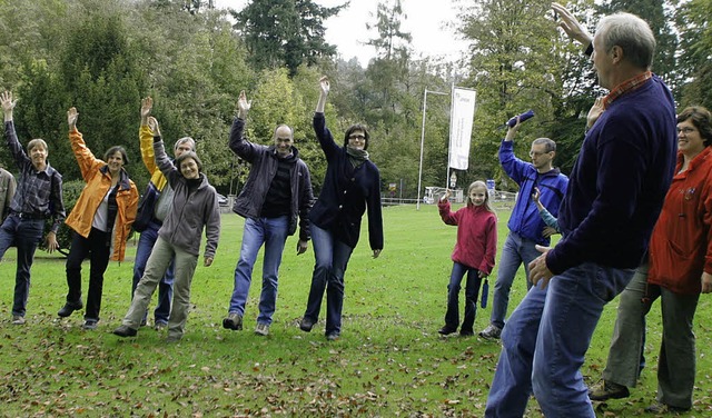 Vor der  Fhrung durch den Wald stande... mit Harry Huhn (Zweiter von rechts).   | Foto: Heidi Fssel