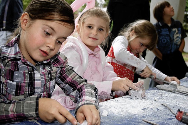 Mit dem Bearbeiten  eines  Specksteins...die Kinder beim Krbisfest die Zeit.    | Foto: Heidi Fssel