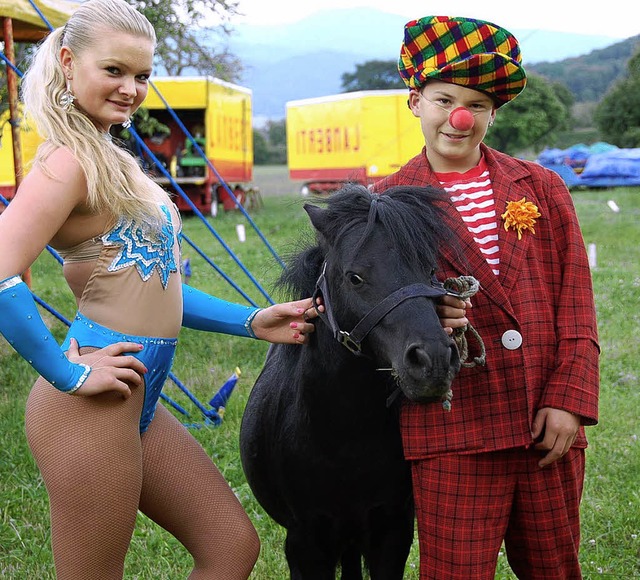 Multitalente in der Manege: Daline und Leonardo mit Pony   | Foto: A.Steinhart