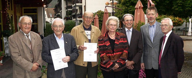 Ausgezeichnet:  In der Jahreshauptvers...und sein Stellvertreter Wilhelm Soch.   | Foto: Georg Diehl